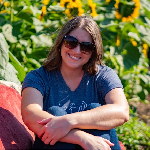 Meet your Posher, April - Picture 2 of 2